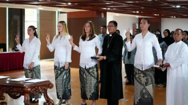 SUMPAH WNI - Empat pemain naturalisasi Timnas Putri Indonesia, Emily Julia, Victoria de Zeeuw, Iris de Rouw, dan Isa Guusje Warps mengucap sumpah Warga Negara Indonesia (WNI) di Kantor Direktorat Jenderal Administrasi Hukum Umum (AHU), Jakarta Selatan, Selasa (10/6/2025) pagi WIB. (PSSI - 11/6/2025)