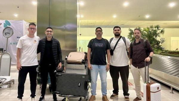 MAURICIO SOUZA TIBA - Pelatih anyar Persija Jakarta Mauricio Souza dan lima stafnya tiba di Bandara Soekarno-Hatta, Tangerang, Sabtu (21/6/2025).
