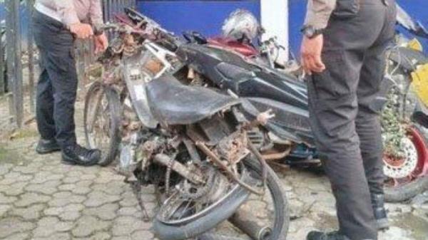 BARANG BUKTI: Barang bukti motor korban yang ringsek dievakuasi polisi ke kantor Gakkum Satlantas Polres Bangkalan, Selasa (17/6/2025). (KOMPAS.com/Yulian Isna Sri Astuti)