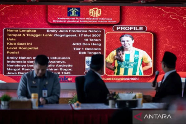 Direktur Jenderal Administrasi Hukum Umum (Dirjen AHU) memperlihatkan profil Emily Nahon Saat konferensi pers naturalisasi empat atlet sepak bola wanita di Kantor Kementerian Hukum, Jakarta, Selasa (10/6/2025). <div class=