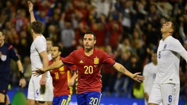 Selebrasi Santi Cazorla usai mencetak gol dan mengantarkan Spanyol menang 2-0 atas Inggris pada laga persahabatan, Jumat (13/11/2015).
