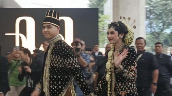 NGUNDUH MANTU - Pasangan yang kini telah resmi menjadi suami istri, Al Ghazali dan Alyssa Daguise tiba di Jakarta Convention Center (JCC), Senayan, Jakarta Pusat, pada Kamis (19/6/2025) sore.