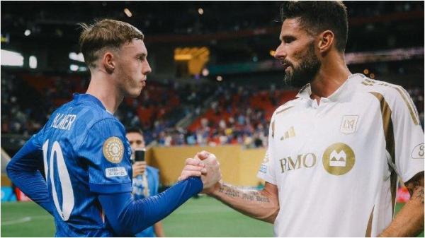 USAI LAGA - Pemain Chelsea Cole Palmer berjabat tangan dengan pemain Los Angeles FC Olivier Giroud setelah laga grup D Piala Dunia Antarklub 2025 di Mercedes-Benz Stadium, Amerika Serikat, Selasa (17/6/2025). <div class=
