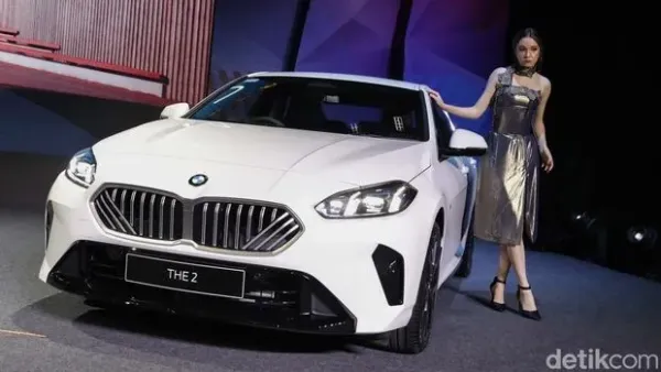 President Director BMW Group Indonesia Peter Madalla (tengah) didampingi Director Of Communications Jodie Otania (kanan) dan Director Of Marketing Bayu Riyanto (kiri) berpose diantara mobil BMW The New 2 Gran Coupe M Sport dan The New BMW X3 saat peluncuran dua model BMW terbaru di Jakarta, Rabu (18/6/2025). BMW Group resmi meluncurkan dua model mobil BMW yaitu generasi keempat Sport Activity Vehicle (SAV) X3 yang dijual dengan harga Rp1,3 miliar dan The 2 Series Gran Coupe M Sport dengan harga Rp918 juta.