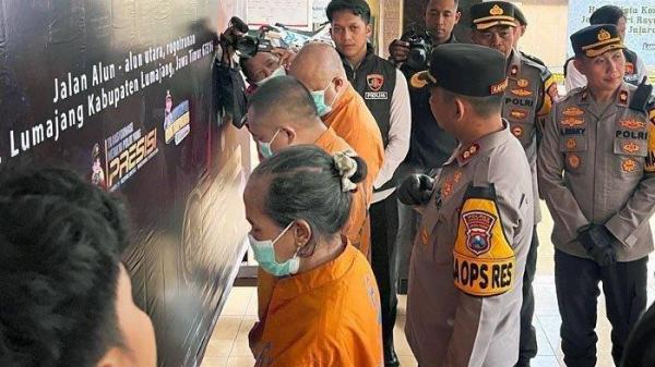 ART CURI EMAS - Sindikat pencuri emas batangan saat dihadirkan dalam rilis di Polres Lumajang. Seorang perempuan yang bekerja sebagai asisten rumah tangga (ART) di Kabupaten Lumajang, Jawa Timur, diduga mencuri emas batangan dengan berat 10 kilogram milik majikannya. Jika dirupiahkan, emas itu punya nilai jual mencapai Rp 16 miliar.