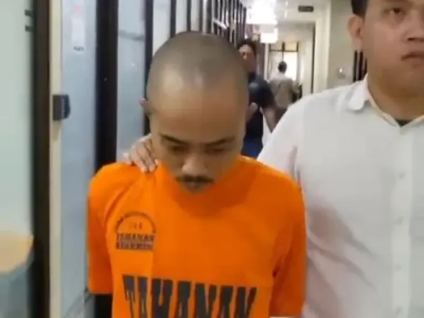 Tampang Moch Ihsan (22) pemuda di Bekasi Timur yang menganiaya ibunya sendiri hingga tersungkur. <div class=