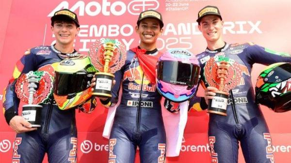 PODIUM JUARA VEDA - Veda Ega Pratama (tengah) saat berada di podium setelah memenangkan balapan Red Bull Rookies Cup 2025 di Sirkuit Mugello, Florence, Sabtu (21/6/2025).