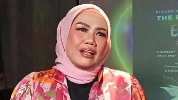 Komedian Elly Sugigi mengaku pernah memasang susuk di wajah demi karier yang moncer. Namun tidak lama ia memutuskan untuk melepas susuk tersebut.