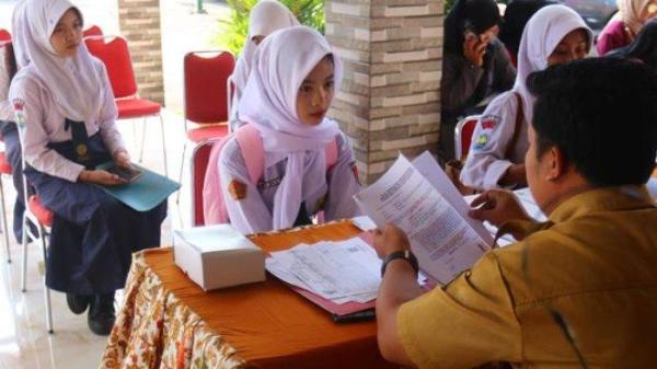 DAFTAR ULANG - Sejumlah Calon Murid Baru (CMB) melakukan proses pendaftaran ulang Sistem Penerimaan Murid Baru (SPMB) 2025 di SMAN 13 Semarang, Senin (23/6/2025). Calon murid yang dinyatakan diterima dalam pelaksanaan SPMB wajib melakukan daftar ulang secara luring/datang ke sekolah. Calon murid yang tidak melakukan daftar ulang dianggap mengundurkan diri. (TRIBUNJATENG/F ARIEL SETIAPUTRA)