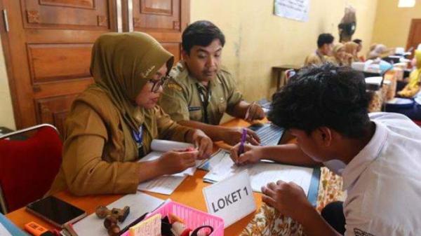 DAFTAR ULANG - Sejumlah Calon Murid Baru (CMB) melakukan proses pendaftaran ulang Sistem Penerimaan Murid Baru (SPMB) 2025 di SMAN 13 Semarang, Senin (23/6/2025). Calon murid yang dinyatakan diterima dalam pelaksanaan SPMB wajib melakukan daftar ulang secara luring/datang ke sekolah. Calon murid yang tidak melakukan daftar ulang dianggap mengundurkan diri. (TRIBUNJATENG/F ARIEL SETIAPUTRA)