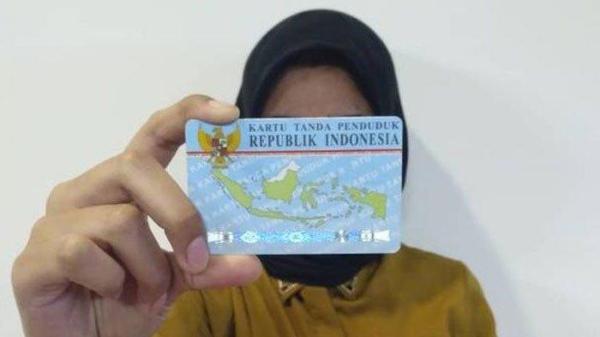 FOTO ILUSTRASI KTP - Seorang Wanita menunjukkan bagian belakang Kartu Tanda Penduduk (KTP). Baru-baru ini, Wakil Menteri Dalam Negeri (Wamendagri) Bima Arya Sugiarto mengungkap 9 nama terunik yang tercatat di database kependudukan Indonesia. Di antaranya, ada pakai unsur kata Covid.