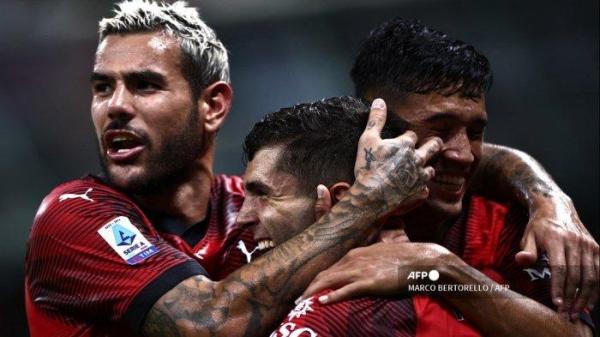 Penyerang AC Milan Christian Pulisic (tengah) merayakan gol bersama Theo Hernandez (kiri) dalam pertandingan sepak bola Serie A Italia AC Milan vs Torino pada 26 Agustus 2023 di “Stadion San Siro” di Milan.