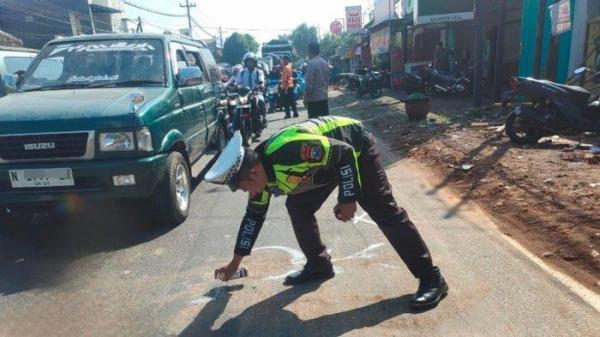 OLAH TKP: Anggota kepolisian Polres Malang lakukan olah TKP kecelakaan maut di Jalan Kurnia, Desa/Kecamatan Bululawang, Kabupaten Malang, Senin (2/6/2025). Akibat kecelakaan yang melibatkan motor dan truk itu, ibu dan anak meninggal dunia. (TRIBUN JATIM/ISTIMEWA)