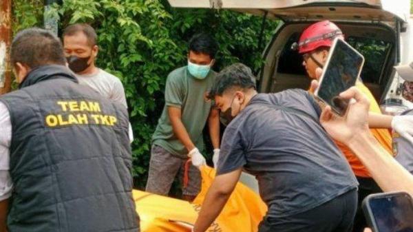 JAZAD ZAKI DITEMUKAN - penemuan jasad Zaki di kebun kosong di Kremboyongan Rt 2 RW 7 Kadipiro, Banjarsari, Solo, Senin (23//2025).Jenazah Royhan dievakuasi oleh tim Inafis Polresta Surakarta dan dibawa ke RSUD dr. Moewardi untuk pemeriksaan.