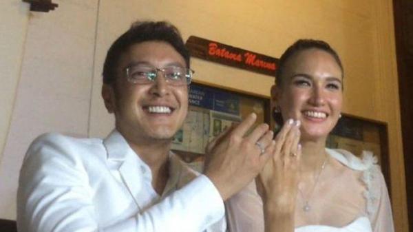 Nadine Chandrawinata dan suaminya, Dimas Anggara, ditemui usai resepsi pernikahan mereka di Marina Batavia, Sunda Kelapa, Jakarta Utara, Minggu (15/7/2018).