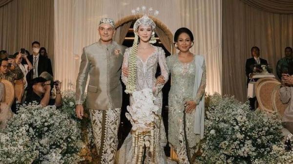 MANTU - Risa Dewi bersama suaminya, Richard Vincent Daguise mengantar putrinya, Alyssa Daguise menuju meja akan nikah, Senin (16/6/2025).