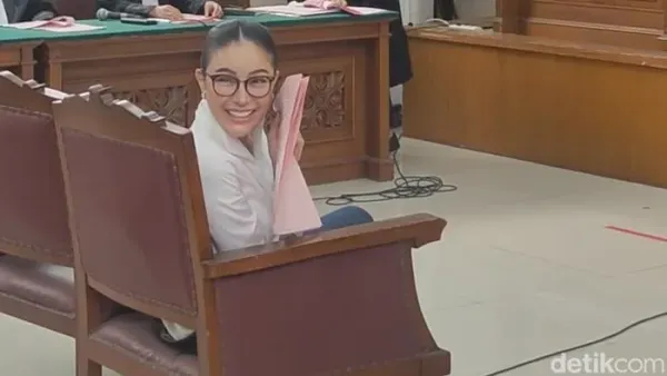 Artis Nikita Mirzani didakwa melakukan pemerasan terhadap bos skincare dokter Reza Gladys senilai Rp 4 miliar. (Rumondang/detikcom)