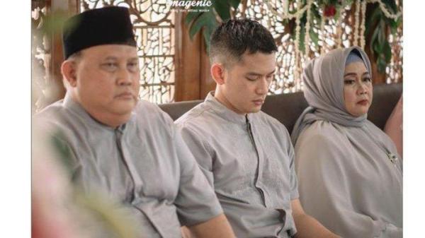 DIGUGAT - Triyogo, ayah aktor Rezky Aditya digugat oleh wanita bernama Tiara dengan tuntutan mencapai Rp 1,8 Miliar. Triyogo diduga menelantarkan anaknya, Selasa (24/6/2025).