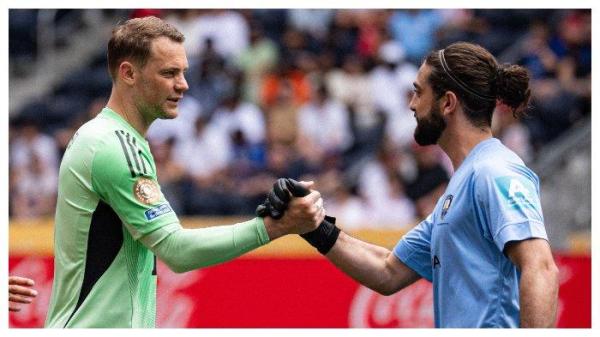 Manuel Neuer (Bayern Munchen) dan Conor Tracey (Auckland City) saat berjabat tangan dalam laga perdana Grup C Piala Dunia Antarklub, Senin (16/6/2025).