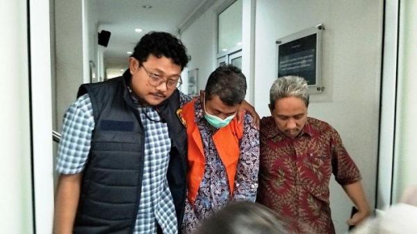 PELIMPAHAN - Tiga tersangka kasus bullying dan pemerasan mahasiswa Program Pendidikan Dokter Spesialis (PPDS) Anestesi Undip dilimpahkan ke Kejari Kota Semarang, Kamis (15/5/2025). Mereka pun terancam hukuman selama 9 tahun penjara.