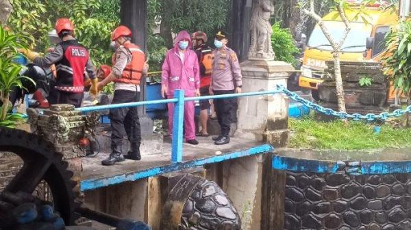 
EVAKUASI -  Petugas melakukan evakuasi jasad perempuan di Dam Oongan, Jalan Noja Saraswati, Denpasar Utara, pada Rabu (25/6).