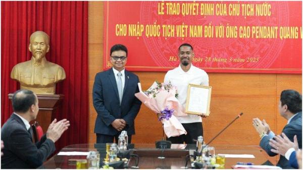 NATURALISASI VIETNAM - Pemain kelahiran Prancis dan berdarah Vietnam, Jason Pendant atau dengan nama lain Cao Quang Vinh, mendapat berkas kewarganegaraan Vietnam, Jumat (28/3/2025). (Facebook VFF - 28/3/2025)