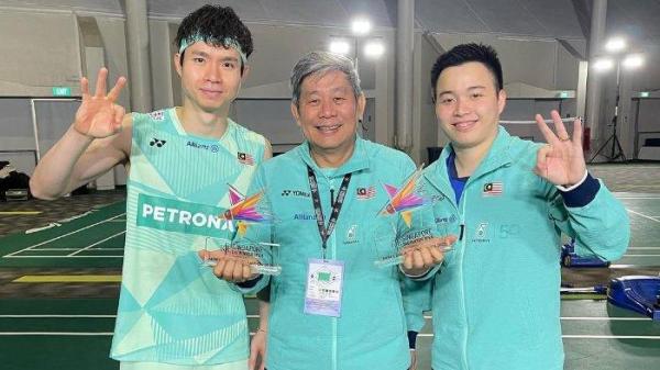 HERRY IP & CHIA/SOH - Foto bersama Herry Iman Pierngadi alias Herry IP dan Aaroh Chia/Soh Wooi Yik setelah menjuarai Singapore Open 2025 di Singapore Indoor Stadium pada 1 Juni 2025. (Foto: Instagram @sohwooiyik)