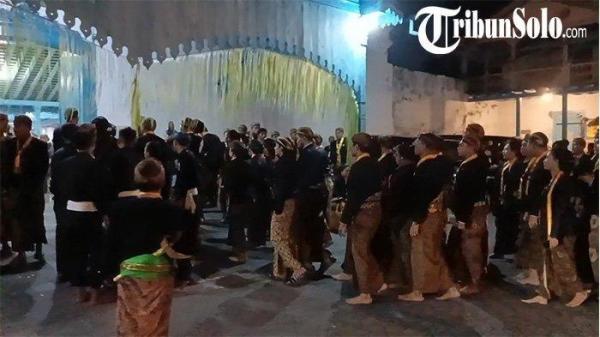 KIRAB 1 SURO - Suasana kawasan Keraton Kasunanan Solo jelang Kirab Pusaka Malam 1 Sura, Kamis (26/6/2025). Tepat pada Kamis (26/6/2025) malam, Keraton Kasunanan Solo menggelar tradisi Kirab Malam 1 Sura Dal - 1959.