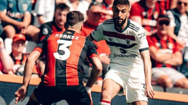 BOURNEMOUTH VS MU - Aksi Noussair Mazraoui (Manchester United) saat diadang pemain Bournemouth Milos Kerkez dalam lanjutan matchday ke-34 Liga Inggris 2024/2025 di Vitality Stadium, Minggu (27/4/2025) malam WIB. <div class=