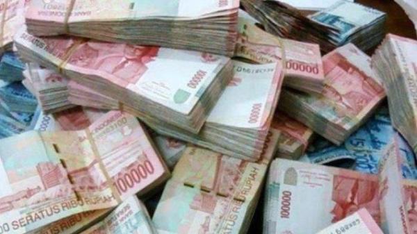 NASIB BU GURU - Cicih, guru di Jawa Barat menjadi perbincangan setelah diketahui nekat menggunakan tabungan siswa ratusan juta untuk modal usaha. Karma bak datang secara langsung kini padanya.