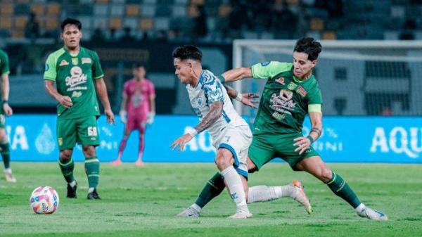 PERSEBAYA VS PSIS - Aksi winger PSIS Semarang Gali Freitas (jersey putih, tengah) melewati geladang Persebaya Surabaya, Bruno Moreira (Kanan) dalam pertandingan pekan ke-27 Liga 1, di Stadion Gelora Bung Tomo, Rabu (13/3/2025) malam WIB. Duel Persebaya vs PSIS berakhir imbang 1-1. (Laman Resmi Persebaya - 12/2/2025)