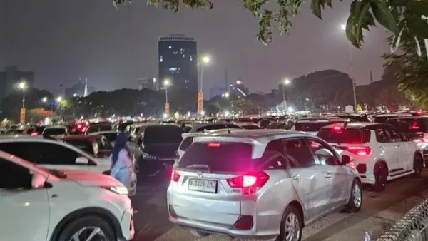 Situasi terkini antrean parkir di Jiexpo saat Jakarta Fair, Jumat (27/6/2025).