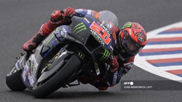 FABIO QUARTARARO - Pembalap Yamaha asal Prancis Fabio Quartararo melakukan aksinya saat sesi kualifikasi MotoGP Argentina Grand Prix di sirkuit Termas de Rio Hondo, di Santiago del Estero, Argentina, pada 1 April 2023. (Foto Arsip April 2023). JUAN MABROMATA / AFP