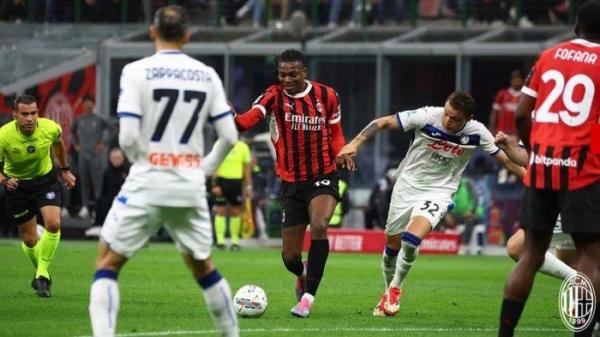 AKSI LEAO - Aksi winger AC Milan, Rafael Leao saat melawn Atalanta pada pertandingan pekan ke-33 Liga Italia di San Siro, pada Senin (21/4/2025) dini hari WIB. (Laman resmi AC Milan).