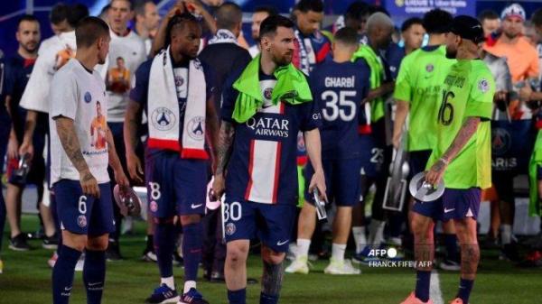 Penyerang Paris Saint-Germain Lionel Messi (Tengah) berjalan keluar dari tribun pemenang pada upacara trofi kejuaraan Ligue 1 2022-2023 setelah pertandingan sepak bola L1 antara Paris Saint-Germain (PSG) dan Clermont Foot 63 di Stadion Parc des Princes di Paris pada 3 Juni 2023.