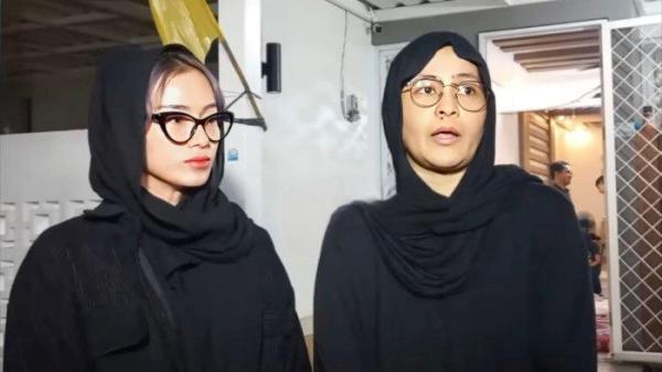 IBUNDA MENINGGAL - Musisi Mita The Virgin cerita kondisi terakhir ibundanya sebelum meninggal dunia, di rumah duka di kawasan Tangerang, Jumat (27/6/2025). Mita menyebut ibundanya alami kanker paru stadium 4. 