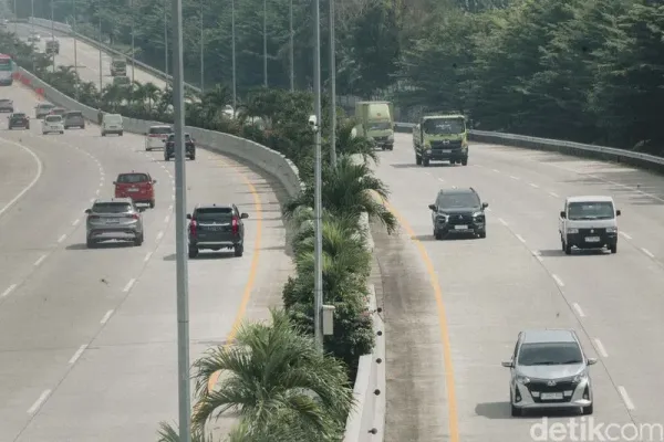 Sejumlah kendaraan tampak melintas di Jalan Tol Kunciran–Serpong, Tangerang Selatan, Rabu (14/5/2025). Jalan tol ini akan mengalami penyesuaian tarif mulai Kamis, 15 Mei 2025 pukul 00.00 WIB.