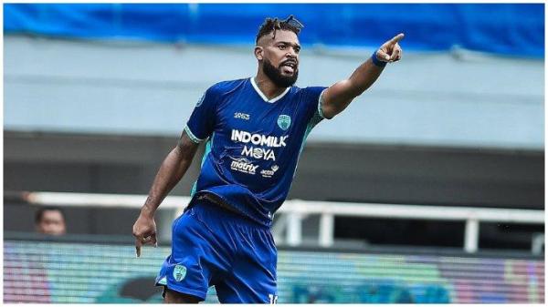 Striker asal Yunani Marios Ogboe, saat mencetak gol untuk Persita Tangerang pada kompetisi Liga 1 2024/2025.
