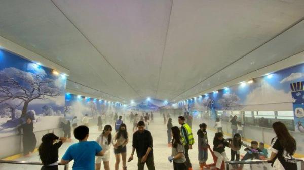Arena Ice Skating dipadati pengunjung