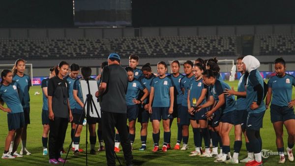 TIMNAS PUTRI KIRGISTAN - Pesepak bola Timnas Putri Kirgistan mengikuti sesi latihan di Stadion Indomilk Arena, Kabupaten Tangerang, Banten, Sabtu (28/6/2025). Latihan tersebut sebagai persiapan jelang melawan Timnas Indonesia salam laga Kualifikasi Piala Asia Wanita 2026 Grup D di Stadion Indomilk Arena pada Minggu (29/6). Warta Kota/Yulianto