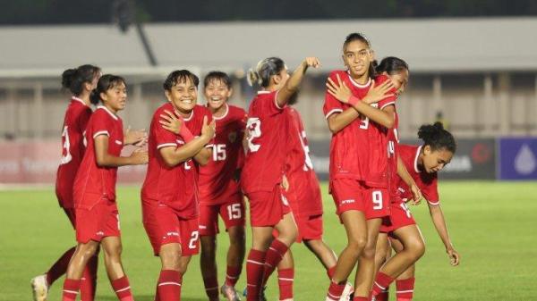 Pemain Timnas Putri Indonesia melakukan selebrasi usai mencetak gol.