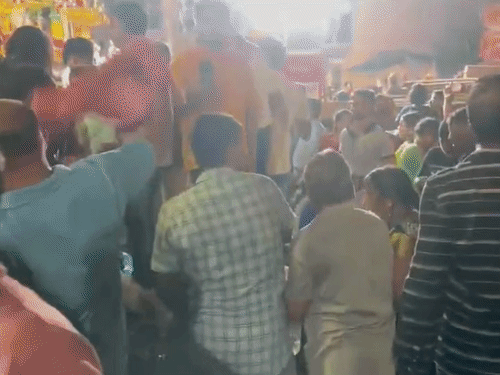 3 people died and 6 people were injured in the stampede.