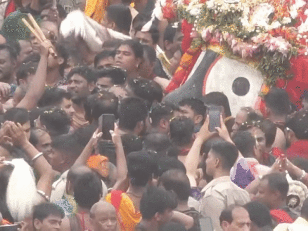 On Friday, around 12.10 pm, Lord Jagannath took the devotee towards the chariot.