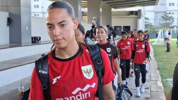 KIPER TIMNAS PUTRI INDONESIA - Penjaga gawang Timnas Putri Indonesia, Iris de Rouw saat hendak menjalani latihan di Lapangan Jakarta International Stadium, Sunter, Jakarta Utara, Jumat (20.6/2025).