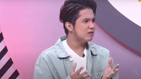 Jirayut menjelaskan bahwa kebiasaan makan kerupuk dengan nasi terasa aneh baginya karena di Thailand