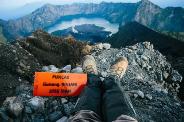 Ilustrasi pendakian Gunung Rinjani, Lombok. Foto: Shutter Stock