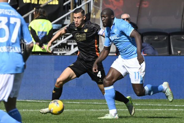 Pemain Venezia Jay Idzes berusaha melewati pemain Napoli Romelu Lukaku dalam pertandingan Serie A Liga Italia di Stadion Pier Luigi de Penzo, Venice, Italia, Minggu (16/3/2025). <div class=