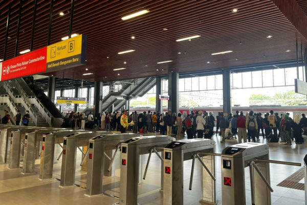 Suasana Stasiun Tanah Abang, Jakarta, Senin (30/6/2025). Foto: Rayyan Farhansyah/kumparan