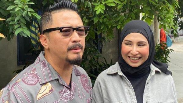 FERRY MARYADI JATUH DI KAMAR MANDI - Ferry Maryadi dan Deswita Maharani saat ditemui di kawasan Tendean, Jakarta Selatan, Senin (23/1/2023). <div class=