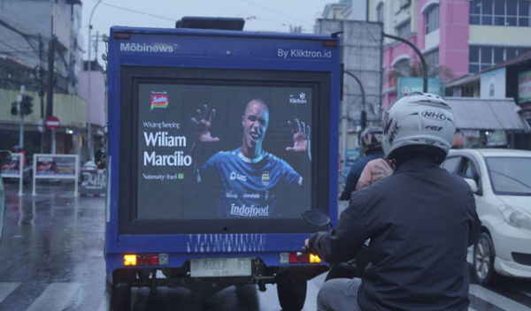 Perkenalan pemain baru Persib Bandung dengan cara yang unik. <div class=